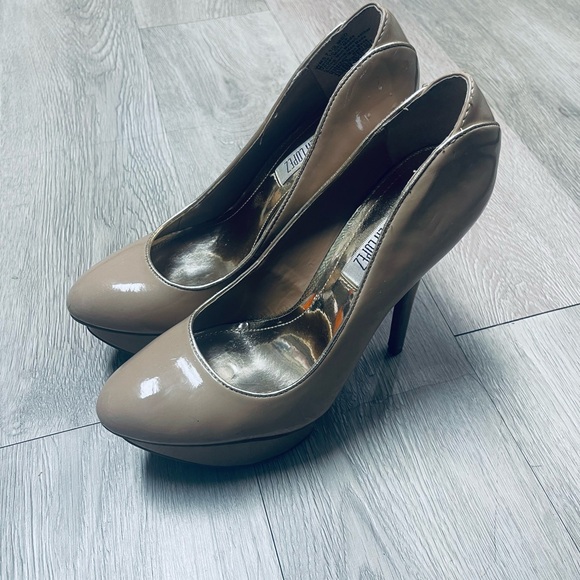 WORN- Jennifer Lopez pumps, beige color with a heel over 4 inches, size 7 1/2. - Picture 5 of 6